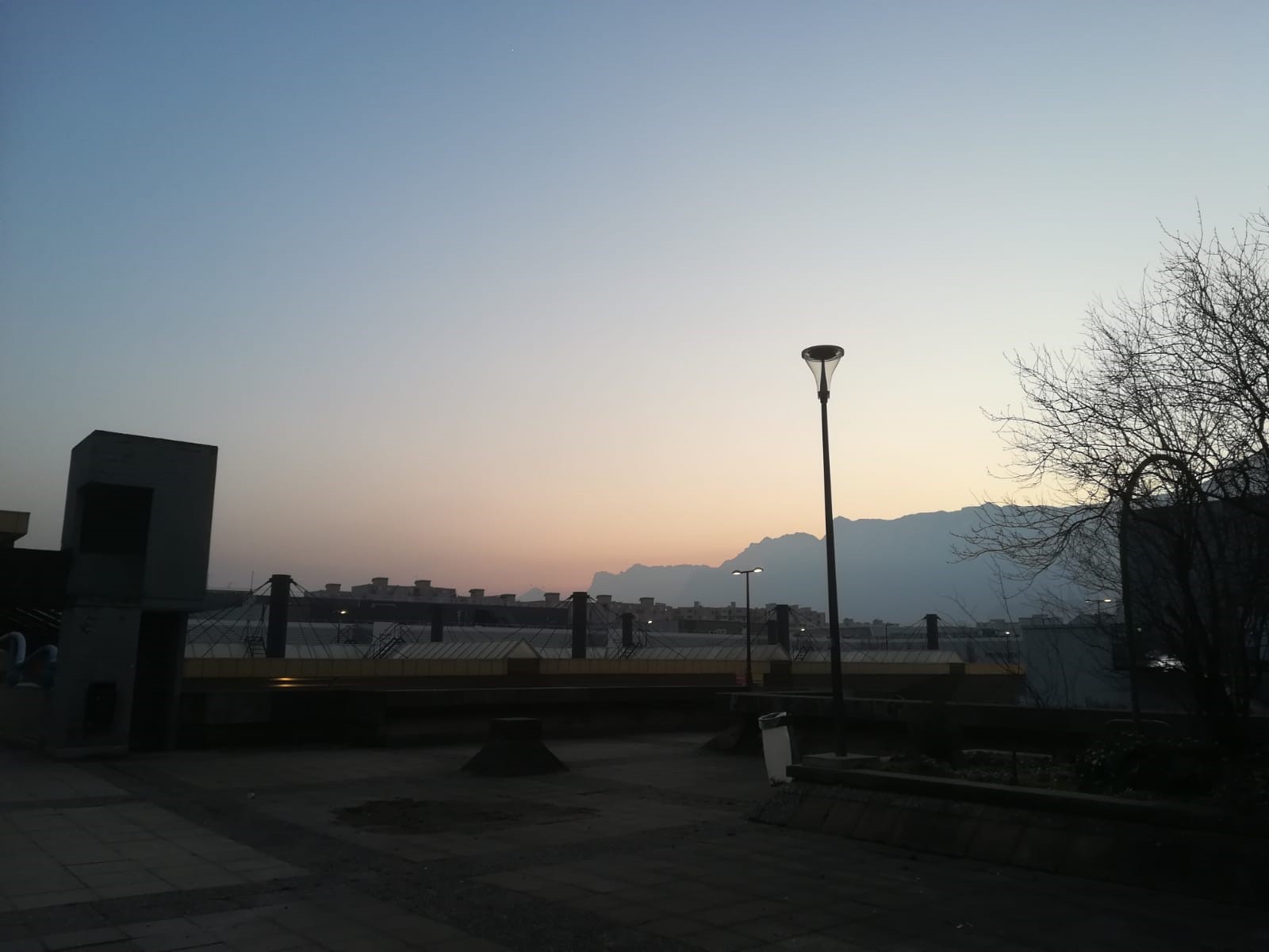 Ciel crémeux hivernal, Villeneuve de Grenoble, Marie Darodes, 2025.