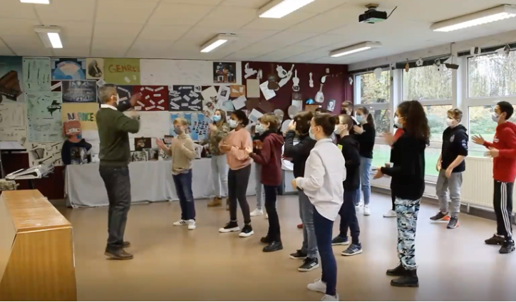 Image 1 : Imitation, par les élèves, des modèles donnés par l’enseignant